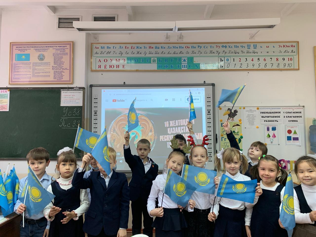 Мәнгілік ел-біздің күш қуатымыз атты тақырыбында сынып сағаттары өткізілуде."Желтоқсан желі- ызғарлы" атты кездесу 6 б сынып оқушылары Желтоқсан оқиғасына қатысқан Тілекеева Алия Омарбекқызы қонақта болды