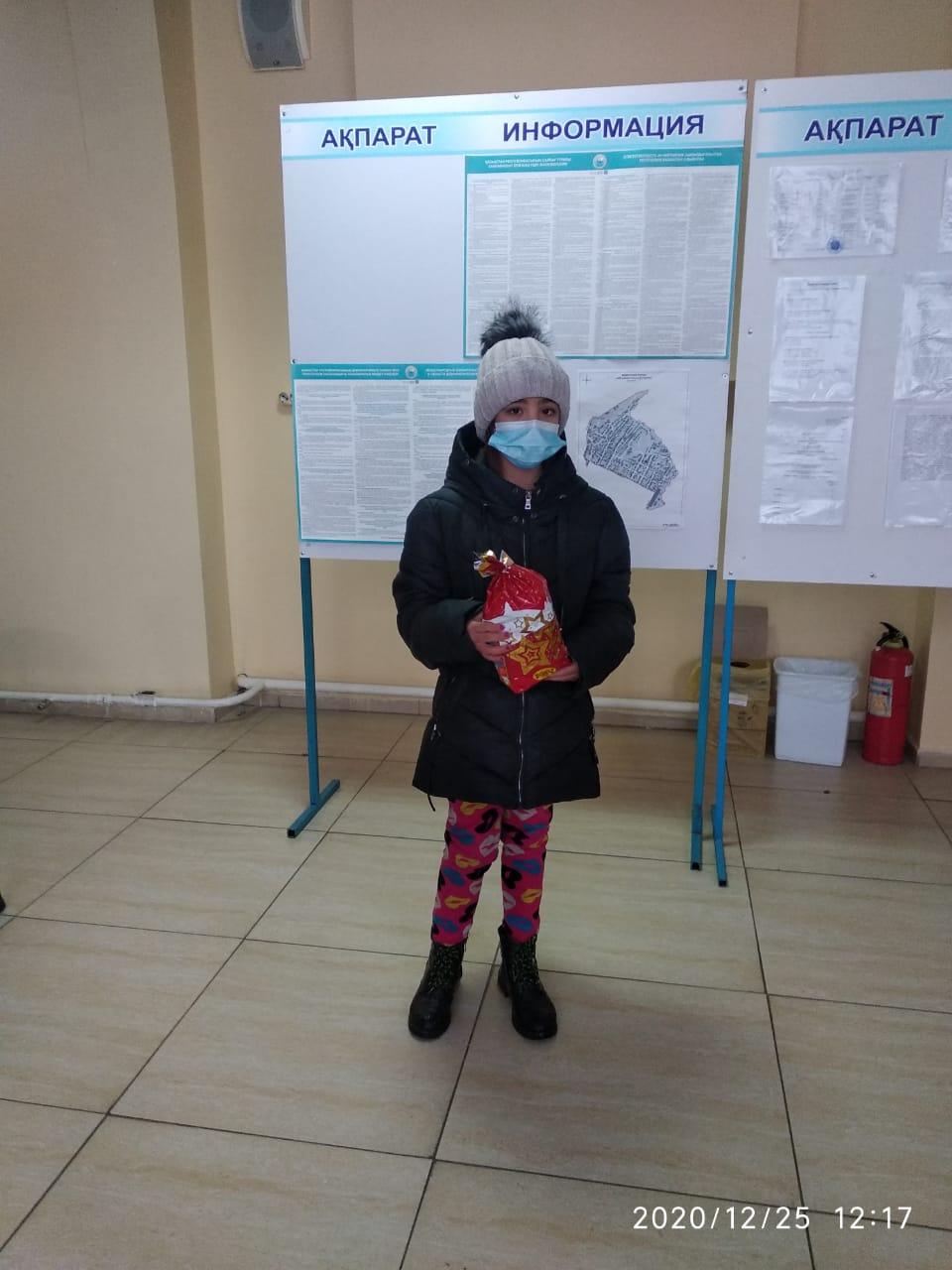 КГУ ОШ # 98 с 1-4 классы из малообеспеченных семей поздравили С Новым годом! И подарили детям новогодние подарки!