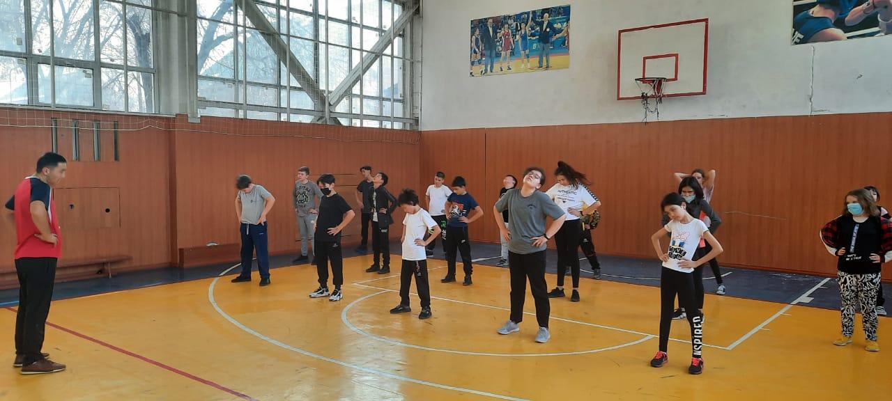 Уроки физкультуры в школе.