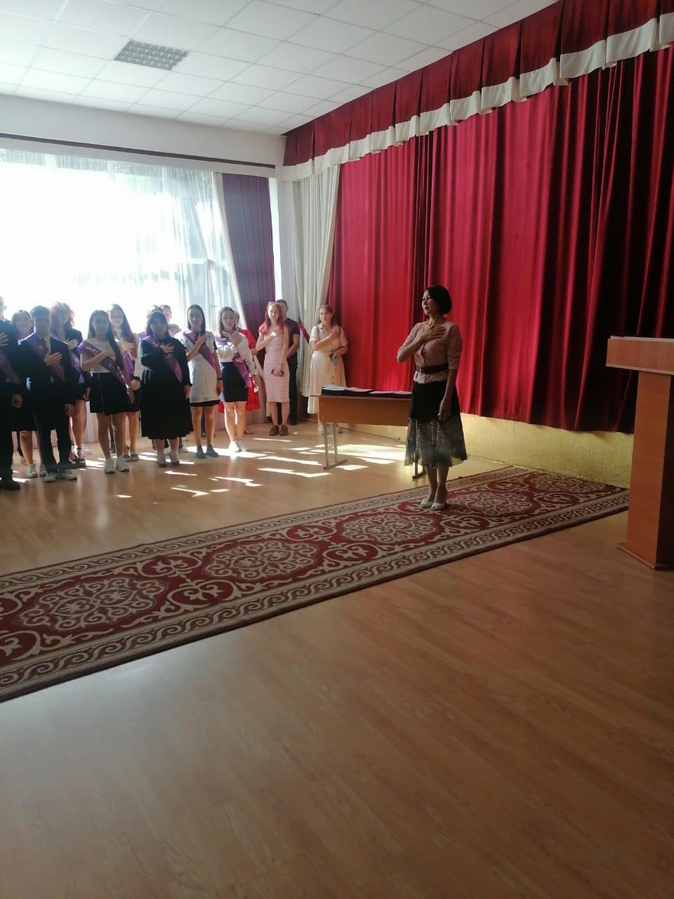 Вручение аттестатов о среднем образовании .