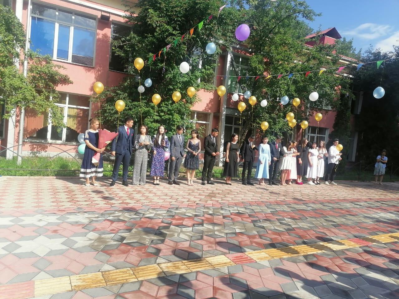 Вручение аттестатов выпускникам 11 класса.