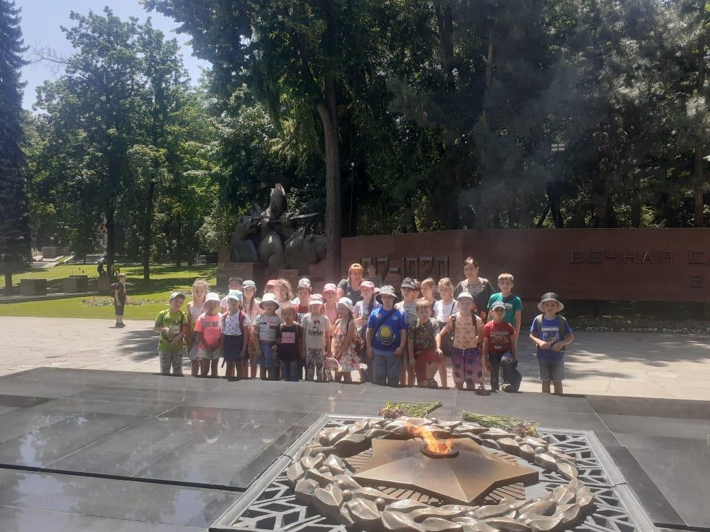 В Парке 28 героев -панфиловцев.