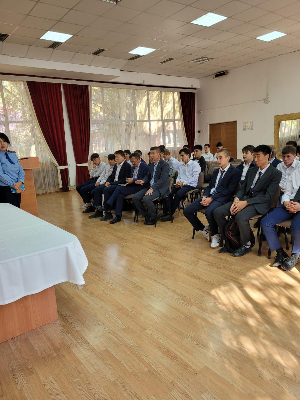 Камелетке толмаған жасөспірімдермен өткен жиналыс.