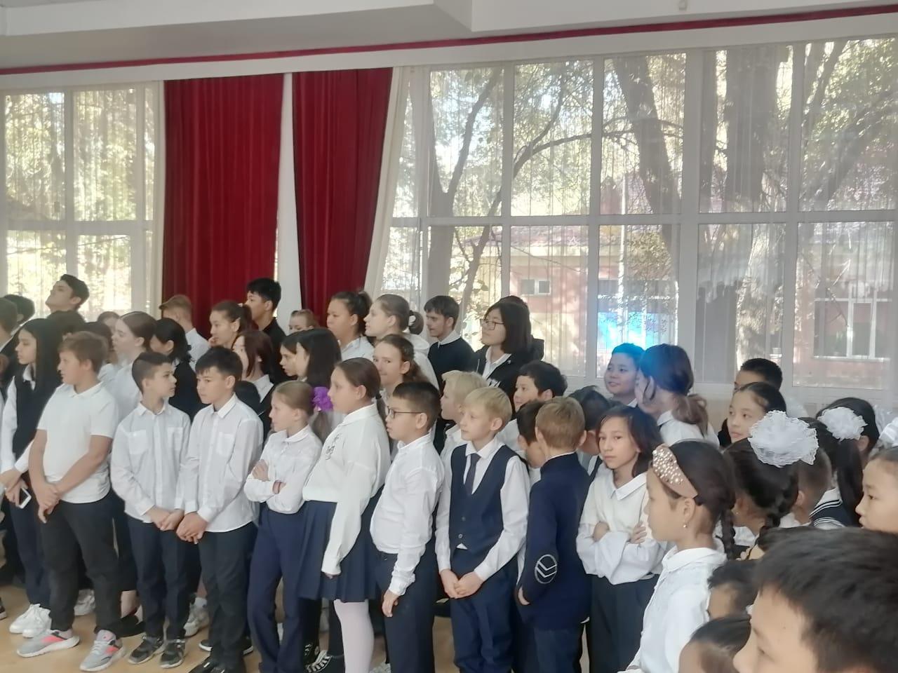 Торжественная линейка посвященная ко Дню Республики.