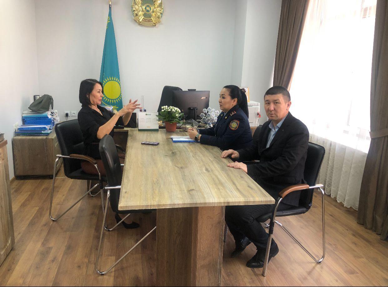 Құқықбұзушылықтың аллын-алу туралы мектеп оқушыларымен әңгіме жүргізуде