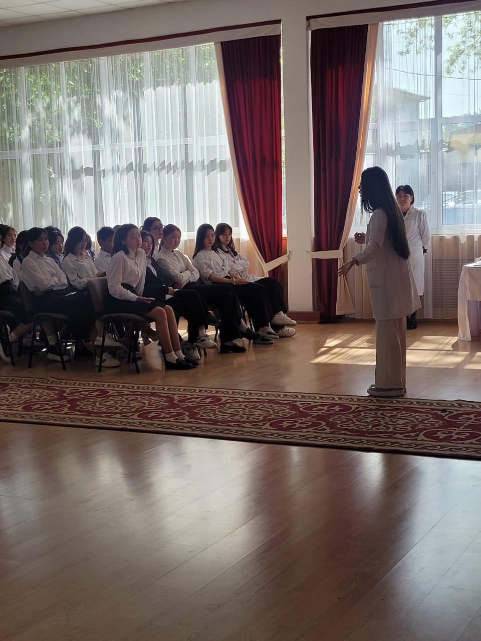 Алматы қалалық ЖИТС-пен күресу орталығының дәрігері Үсенқұл Мадина Мешірқызы   оқушыларымен дәріс өткізді