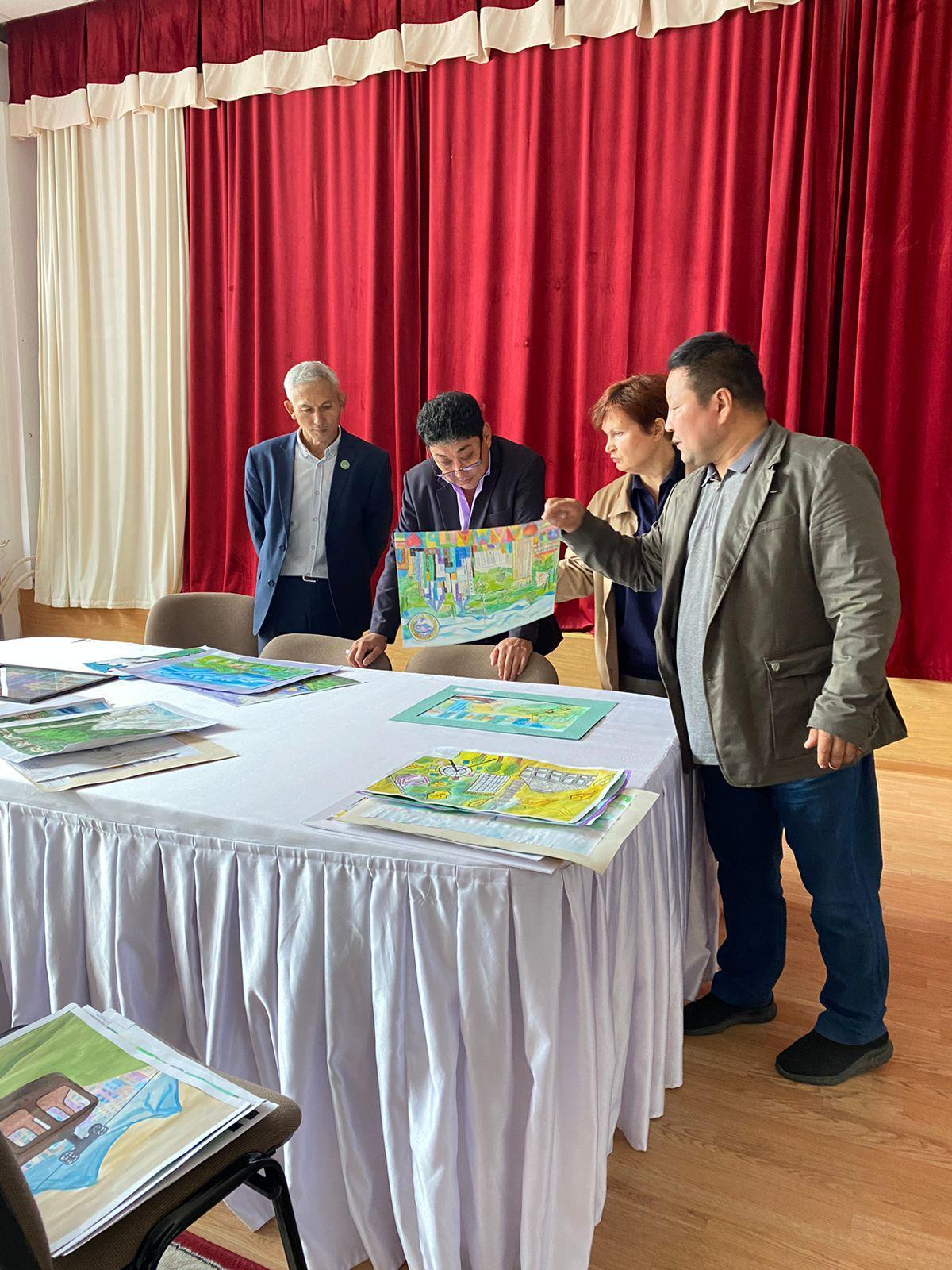 "Менің Алматым, бояулар құпиясы" атты мемлекеттік мектептер арасында аудандық байқау өтті